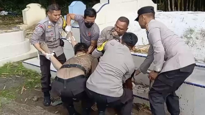 Vera Natalia (38) dianiaya kekasih gelapnya hingga babak belur dan harus menjalani operasi. Pelaku tega menganiaya korban karena sakit hati sering diminta uang.