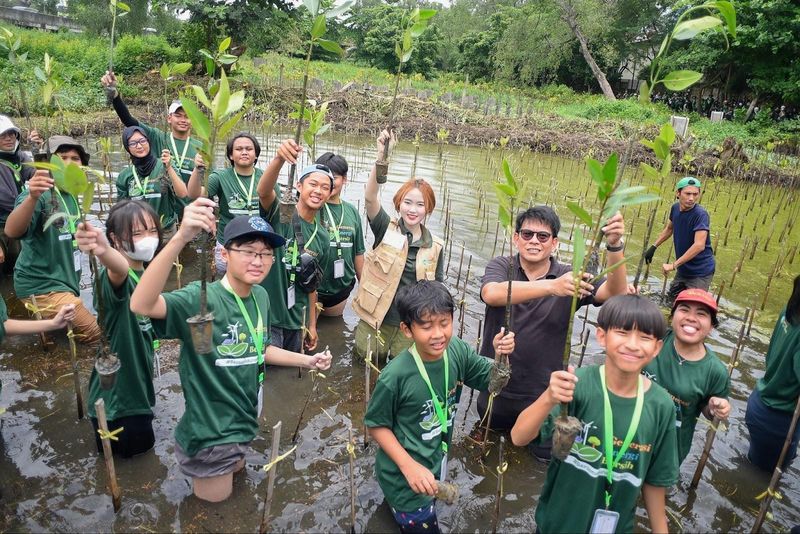 Fabby Tumiwa, Direktur Eksekutif IESR, Maya Lynn, Ketua Nasional GEN-B Indonesia & masyarakat menanam 350 bibit mangrove.