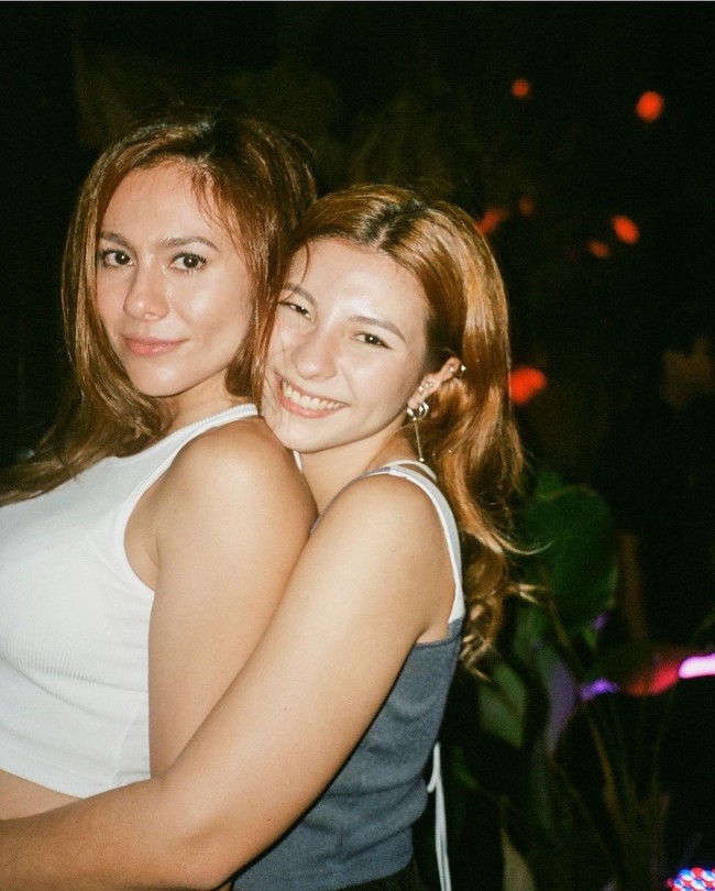  Bintang film Open BO ini baru merayakan ulang tahun ke-43 pada 14 April kemarin. Jarak usia yang terpaut 17 tahun dengan Shalom, membuat hubungan Wulan Guritno dan anaknya sangat dekat bak kakak adik. Foto: dok. Instagram @wulanguritno