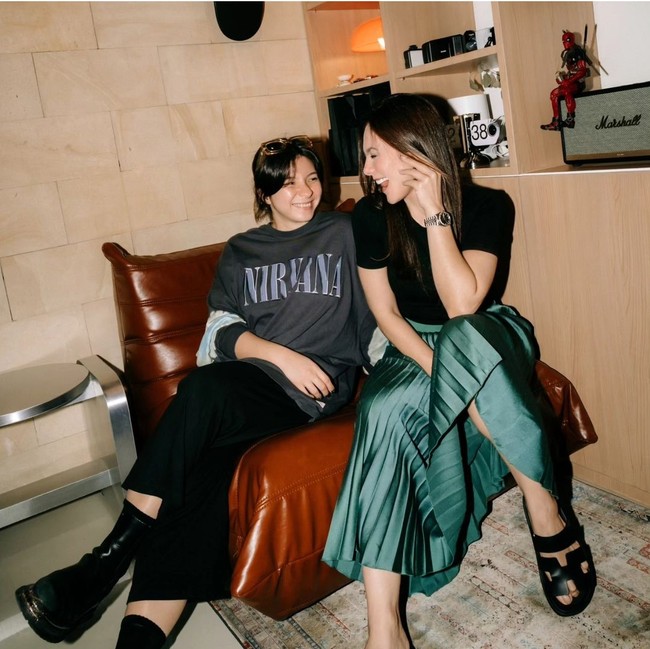 Kekompakan keduanya dalam berbagai momen kerap dipuji banyak netizen. Tak sedikit dari mereka menyebutkan bahwa Wulan Guritno dan Shalom Razade lebih cocok terlihat seperti bestie atau sahabat. Foto: dok. Instagram @wulanguritno