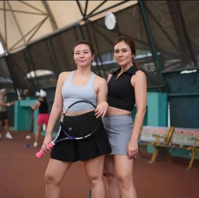 Baik Wulan Guritno dan Shalom Razade mimiliki hobi olahraga yang sama. Ini gaya kompak keduanya berbalut busana sporty. Foto: dok. Instagram @wulanguritno
