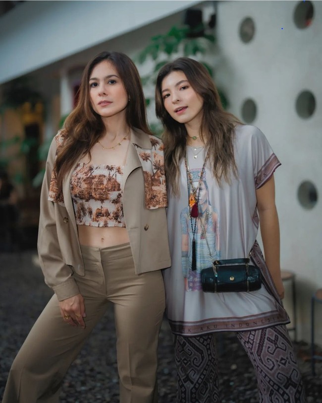  Gaya santai Wulan Guritno dan Shalom Razade ini pun bisa dicontek untuk kamu yang ingin liburan atau hangout bareng sahabat. Keduanya tampil kompak dalam balutan busana bohemian yang senada. Foto: dok. Instagram @wulanguritno