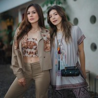 Gaya santai Wulan Guritno dan Shalom Razade ini pun bisa dicontek untuk kamu yang ingin liburan atau hangout bareng sahabat. Keduanya tampil kompak dalam balutan busana bohemian yang senada. Foto: dok. Instagram @wulanguritno