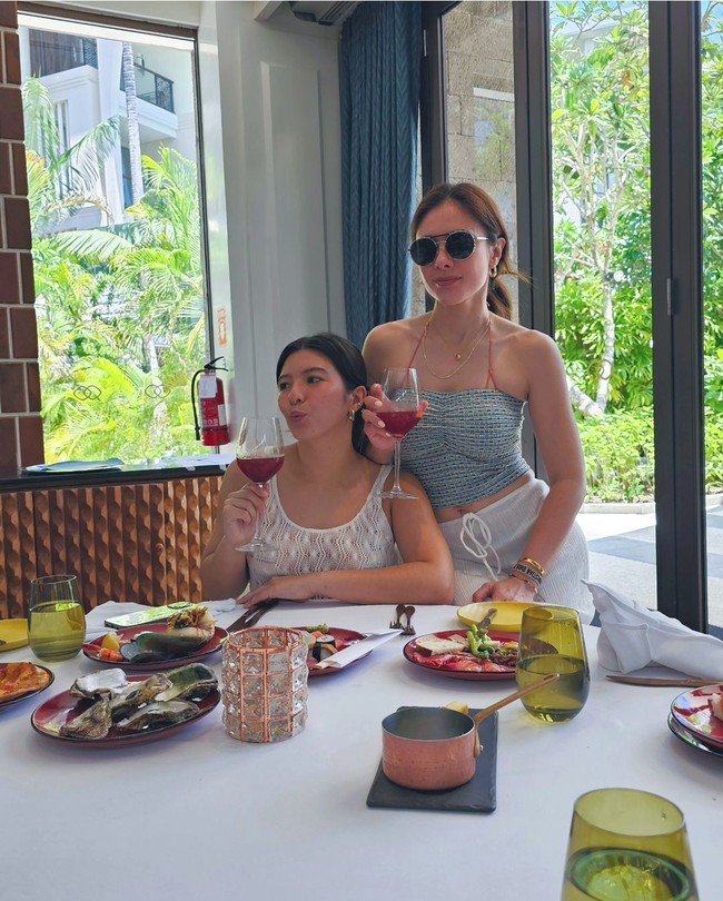 Saat makan bareng, gaya Wulan Guritno dan Shalom Razade pun terlihat chic dan seksi. Wulan tampil dengan atasan strapless, sementara itu sang anak mengenakan tanktop putih. Foto: dok. Instagram @wulanguritno