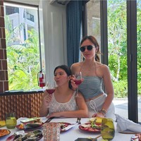 Saat makan bareng, gaya Wulan Guritno dan Shalom Razade pun terlihat chic dan seksi. Wulan tampil dengan atasan strapless, sementara itu sang anak mengenakan tanktop putih. Foto: dok. Instagram @wulanguritno