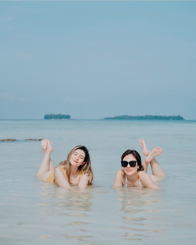 Usia adalah sebuah angka bagi aktris Wulan Guritno yang tak pernah terlihat menua. Bahkan saat bersama anaknya, Shalom Razade, penampilan Wulan Guritno pun seperti seumuran. Foto: dok. Instagram @wulanguritno