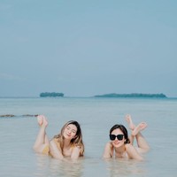 Usia adalah sebuah angka bagi aktris Wulan Guritno yang tak pernah terlihat menua. Bahkan saat bersama anaknya, Shalom Razade, penampilan Wulan Guritno pun seperti seumuran. Foto: dok. Instagram @wulanguritno