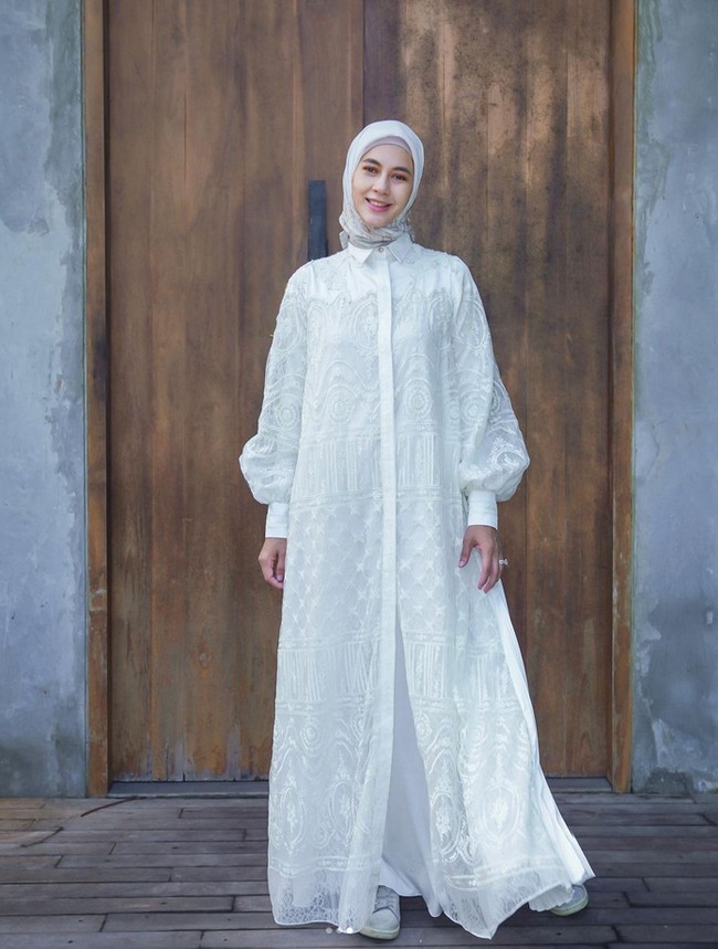 Tak hanya hijab pashmina, pada saat Lebaran pemain film Supernova: Ksatria, Putri, & Bintang Jatuh itu menggunakan hijab motif warna putih yang ia padukan dengan dress putih yang cantik. Paula mengenakan inner hijab untuk menutupi bagian depan rambutnya. Gaya hijabnya pun simple, hanya diikat rapi ke belakang. Foto: Dok. Instagram @paula_verhoeven.
