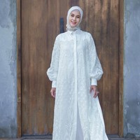 Tak hanya hijab pashmina, pada saat Lebaran pemain film Supernova: Ksatria, Putri, & Bintang Jatuh itu menggunakan hijab motif warna putih yang ia padukan dengan dress putih yang cantik. Paula mengenakan inner hijab untuk menutupi bagian depan rambutnya. Gaya hijabnya pun simple, hanya diikat rapi ke belakang. Foto: Dok. Instagram @paula_verhoeven.