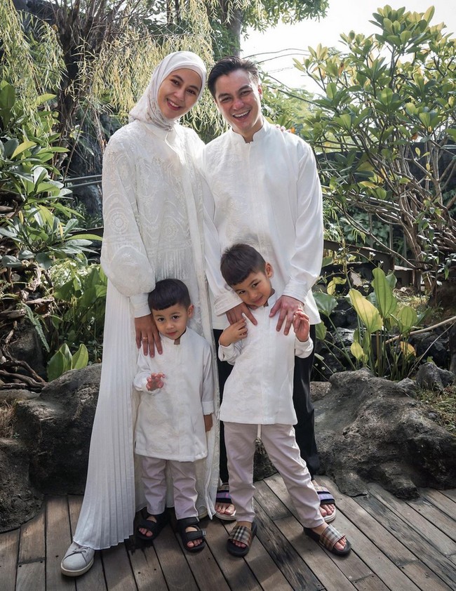 Ketika Baim Wong mengunggah video, dia sengaja menutupi bagian rambut Paula. Paula menegur suaminya ketika mengambil video saat ia tak memakai hijab. Aku gak pakai hijab sayang, ucap Paula. Foto: Dok. Instagram @paula_verhoeven.