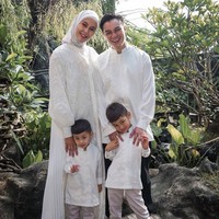 Ketika Baim Wong mengunggah video, dia sengaja menutupi bagian rambut Paula. Paula menegur suaminya ketika mengambil video saat ia tak memakai hijab. Aku gak pakai hijab sayang, ucap Paula. Foto: Dok. Instagram @paula_verhoeven.