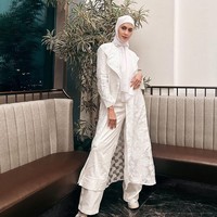 Paula yang sudah tampil berhijab, mendapatkan banjir doa dari warganet agar dirinya istiqomah. Masyaallah kak paula mantap berhijab❤️❤️, kata akun @andyyuniverse.Masya Allah semoga bisa istiqomah pakai hijab terus kaka cantik🥰❤️, ujar akun @nimayuhanida99. Masyaa Allah cantikk bgt kak paula mantappp bgt udh berhijab ❤️❤️❤️😍😍😍🔥🔥🔥, ucap akun @linda_dwi_n.Foto: Dok. Instagram @paula_verhoeven.