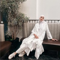 Paula Verhoeven kerap mengunggah berbagai momen dan foto OOTD di akun Instagram miliknya. Paula yang sudah lama terjun dalam dunia model dan mempunyai postur tubuh yang tinggi semampai, tak heran penampilan istri dari Baim Wong ini tak lepas dari sorotan publik. Foto: Dok. Instagram @paula_verhoeven.