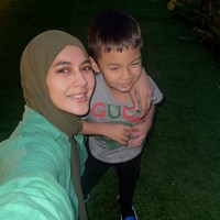 Wanita kelahiran 18 September 1987 mengandalkan hijab pashmina instan untuk berbagai kegiatannya. Seperti dalam foto ini, Paula terliat memakai hijab warna hijau tua ketika bersama dengan buah hatinya. Foto: Dok. Instagram @paula_verhoeven.