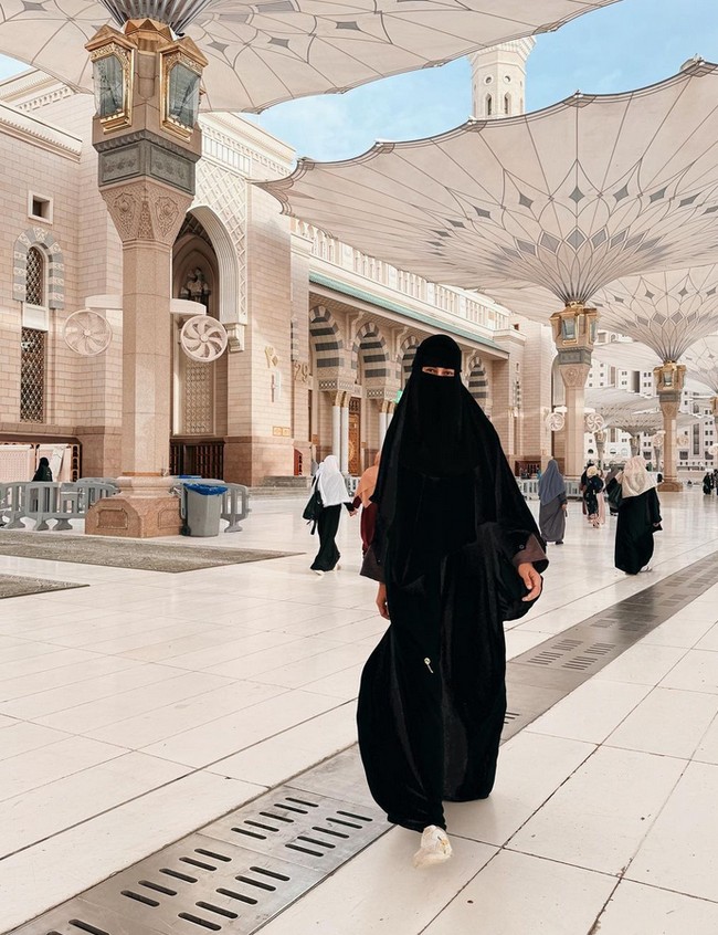Ibu dari Kiano Tiger Wong dan Kenzo Eldrago Wong ini mulai menggunakan hijab sesudah menunaikan umrah saat Ramadan. Pada saat umrah, Paula memakai niqab warna hitam. Setelah umrah dan kembali berkegiatan di Tanah Air, Paula juga terlihat memakai hijab. Foto: Dok. Instagram @paula_verhoeven.