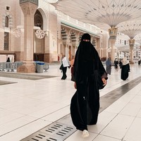 Ibu dari Kiano Tiger Wong dan Kenzo Eldrago Wong ini mulai menggunakan hijab sesudah menunaikan umrah saat Ramadan. Pada saat umrah, Paula memakai niqab warna hitam. Setelah umrah dan kembali berkegiatan di Tanah Air, Paula juga terlihat memakai hijab. Foto: Dok. Instagram @paula_verhoeven.
