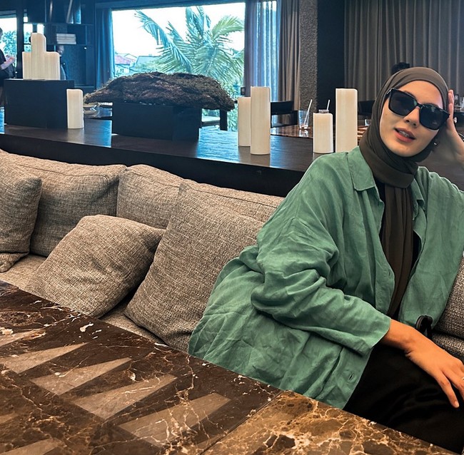 Seperti saat dirinya sedang mudik ke kampung halamannya yang berada di Semarang, Jawa Tengah, Paula Verhoeven mengenakan hijab pashmina instan dipadu dengan kemeja oversized. Paula tampil kasual dengan menyampirkan sisi hijab sebelah kanan ke belakang. Foto: Dok. Instagram @paula_verhoeven.