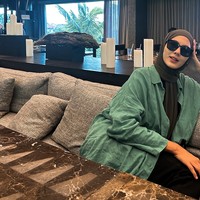 Seperti saat dirinya sedang mudik ke kampung halamannya yang berada di Semarang, Jawa Tengah, Paula Verhoeven mengenakan hijab pashmina instan dipadu dengan kemeja oversized. Paula tampil kasual dengan menyampirkan sisi hijab sebelah kanan ke belakang. Foto: Dok. Instagram @paula_verhoeven.