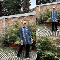 Wanita yang memulai kariernya dari modeling dengan menjadi finalis pada pemilihan GADIS Sampul pada 2001 itu mengunggah foto OOTD saat hari ke-3 Lebaran. Dia memakai atasan motif warna biru tua dengan hijab warna nude. Paula hanya menyampirkan kedua ujung hijab ke belakang, agar penampilannya semakin kasual namun tetap rapi. Foto: Dok. Instagram @paula_verhoeven.