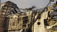 Gedung tua Bursa Efek Kopenhagen terbakar, Selasa (16/4). Gedung yang dibangun pada abad ke-17 itu adalah salah satu bangunan paling ikonik di ibu kota Denmark. (AP Photo/Liselotte Sabroe)