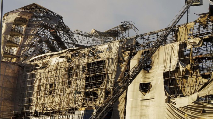 Gedung Bursa Efek Bersejarah di Denmark Terbakar, Begini Kondisinya Emergency management work in the former Stock Exchange of Copenhagen, Boersen, Wednesday, April 17, 2024. A fire raged through one of Copenhagenβs oldest buildings on Tuesday, causing the collapse of the iconic spire of the 17th-century Old Stock Exchange as passersby rushed to help emergency services save priceless paintings and other valuables. (Liselotte Sabroe/Ritzau Scanpix via AP)