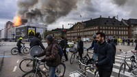 Beberapa jalan dan area sekitar gedung telah ditutup. Polisi meminta masyarakat menghindari mengemudi di bagian dalam kota. (AP Photo/Emil Nicolai Helms)