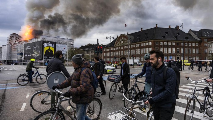 Gedung Bursa Efek Bersejarah di Denmark Terbakar, Begini Kondisinya Smoke and fire rise out of the Old Stock Exchange in Copenhagen, Denmark, Tuesday, April 16, 2024. A fire raged through one of Copenhagenβs oldest buildings on Tuesday, causing the collapse of the iconic spire of the 17th-century Old Stock Exchange as passersby rushed to help emergency services save priceless paintings and other valuables. (Emil Nicolai Helms/Ritzau Scanpix via AP)