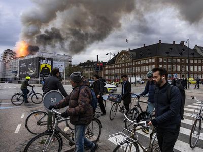 Potret Sisa-sisa Kebakaran Gedung Bursa Efek Bersejarah di Denmark
