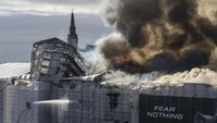 Peristiwa ini membawa kenangan tentang kebakaran serupa pada tahun 2019 yang melanda Katedral Notre Dame yang ikonik di Paris, Prancis, yang juga kehilangan puncak menaranya. (AP Photo/Emil Nicolai Helms)