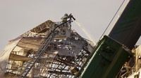 Pemadam kebakaran berupaya memadamkan api di gedung Bursa Efek Kopenhagen, Boersen, Rabu (17/4/2024). (AP Photo/Liselotte Sabroe)