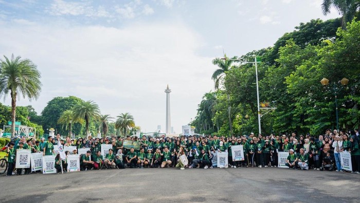 350 orang relawan GEN-B ketika dalam kegiatan jalan santai untuk menyuarakan pengurangan emisi di depan Tugu Monas
