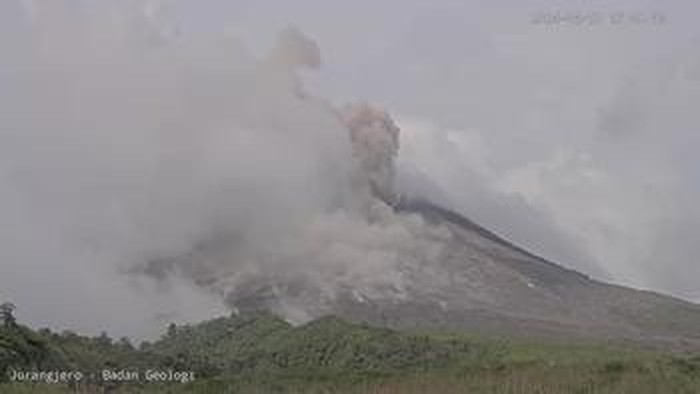 Gunung Merapi muntahkan awan panas sejauh 1 km pada pukul 15.09 WIB, Rabu (17/4/2024).