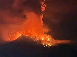 Video Gunung Ruang Sulut Erupsi, Ada Kilatan Petir Vulkanik