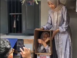 Viral Foto Keluarga Saat Lebaran Pakai Kardus Biar Estetis, Begini Hasilnya