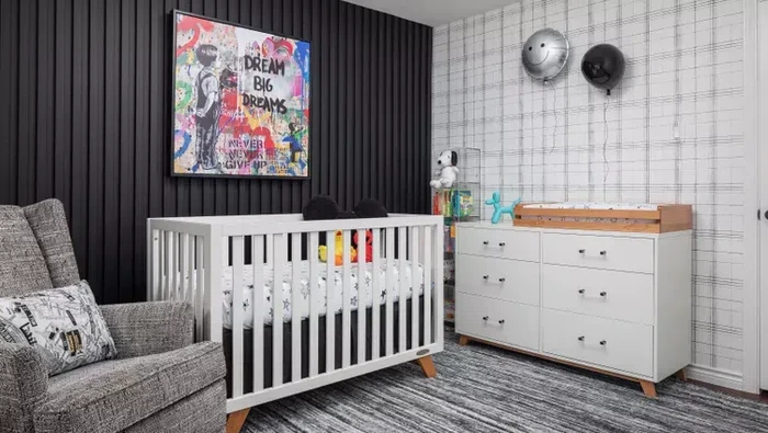 Inspirasi pemasangan wall panel pada kamar bayi.