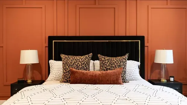 Inspirasi pemasangan wall panel pada kamar tidur.