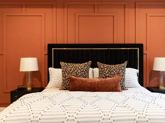 Inspirasi pemasangan wall panel pada kamar tidur.