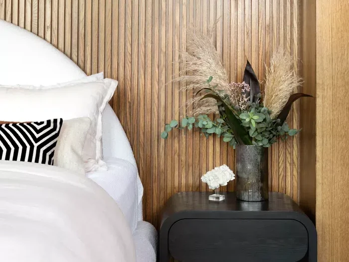 Inspirasi pemasangan wall panel pada kamar tidur.