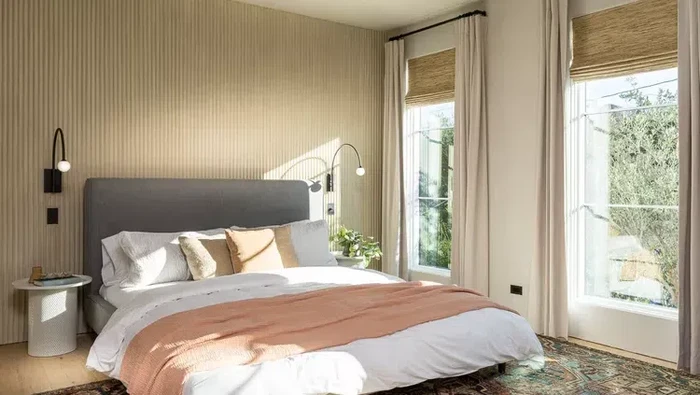 Inspirasi pemasangan wall panel pada kamar tidur.