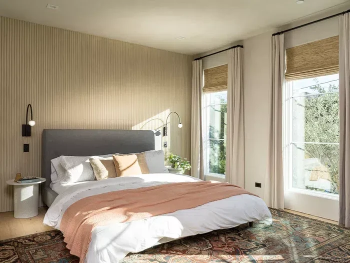 Inspirasi pemasangan wall panel pada kamar tidur.