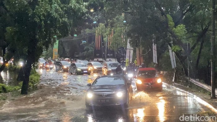 Jalan Margonda Depok Tergenang, Lalin dari Lenteng Agung Macet