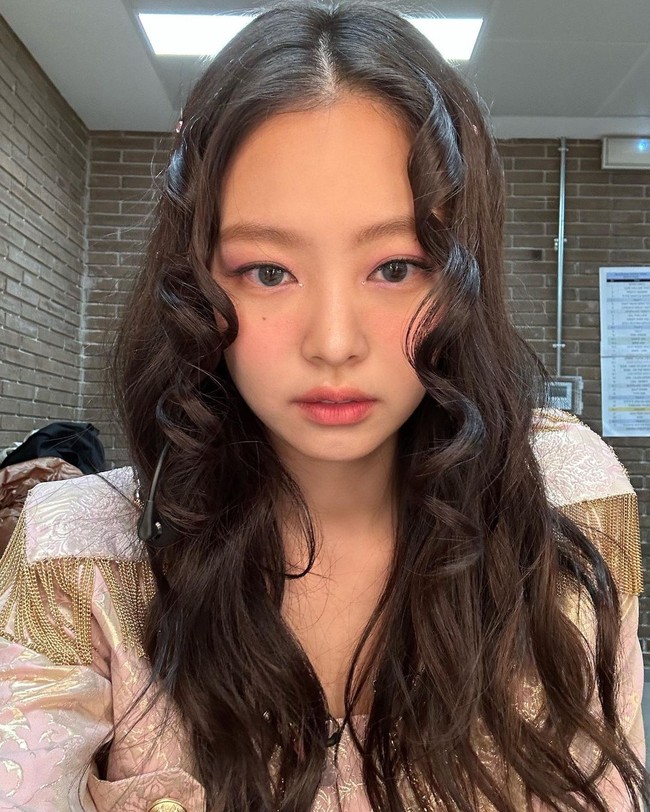 Sejak awal debut, Jennie memang jadi perhatian karena penampilannya yang unik. Meski tidak berkulit sangat putih seperti kebanyakan artis Korea, Jennie tampak stylish dengan wajah yang berkesan imut sekaligus seksi. Foto: Instagram @jennierubyjane