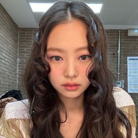 Sejak awal debut, Jennie memang jadi perhatian karena penampilannya yang unik. Meski tidak berkulit sangat putih seperti kebanyakan artis Korea, Jennie tampak stylish dengan wajah yang berkesan imut sekaligus seksi. Foto: Instagram @jennierubyjane