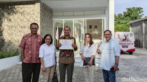 Johni Asadoma (tengah) seusai mendaftar sebagai bakal calon gubernur NTT di Gerindra.