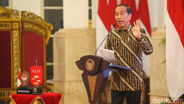 Jokowi Ucapkan Selamat Hari Buruh, Unggah Foto Ilustrasi Naik MRT 14-24