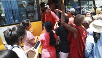 Akan tetapi belum jelas apakah mereka yang dibebaskan mencakup salah satu dari ribuan tahanan politik yang dipenjarakan karena menentang pemerintah militer.
