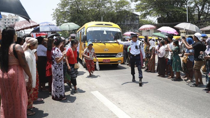 Junta Militer Myanmar Bebaskan 3.000 Tahanan Politik A released prisoner is welcomed by family members and colleagues after she was released from Insein Prison Wednesday, April 17, 2024, in Yangon, Myanmar. On Wednesday Myanmar's military government granted amnesty for over 3,000 prisoners to mark this weekβs traditional New Year holiday. (AP Photo/Thein Zaw)