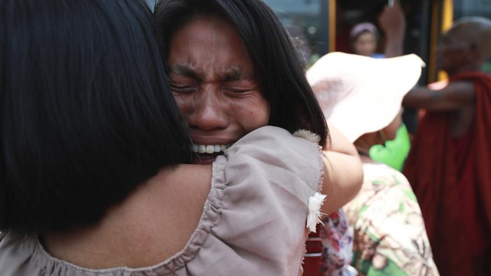 Junta Militer Myanmar Bebaskan 3.000 Tahanan Politik A released prisoner is welcomed by family members and colleagues after she was released from Insein Prison Wednesday, April 17, 2024, in Yangon, Myanmar. On Wednesday Myanmar's military government granted amnesty for over 3,000 prisoners to mark this weekβs traditional New Year holiday. (AP Photo/Thein Zaw)