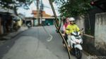 Kabal Fiber Optik Putus-Menjuntai di Jalan Resahkan Warga Depok