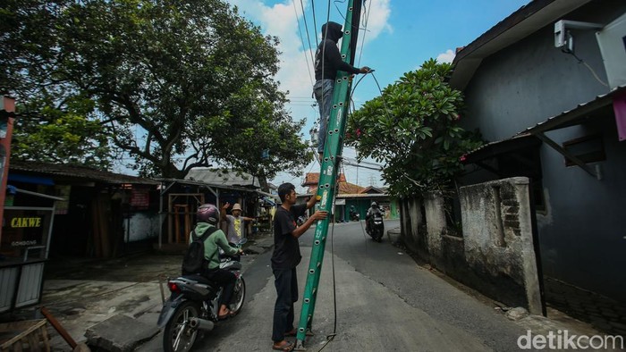Kabal Fiber Optik Putus-Menjuntai di Jalan Resahkan Warga Depok